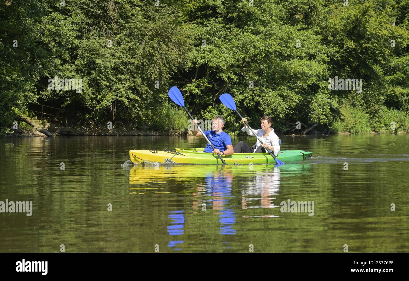Kanutour, Wasserwanderer im Lahntal zwischen Weilburg und Limburg, Bezirk Limburg-Weilburg, Hessen, Deutschland, Europa Stockfoto