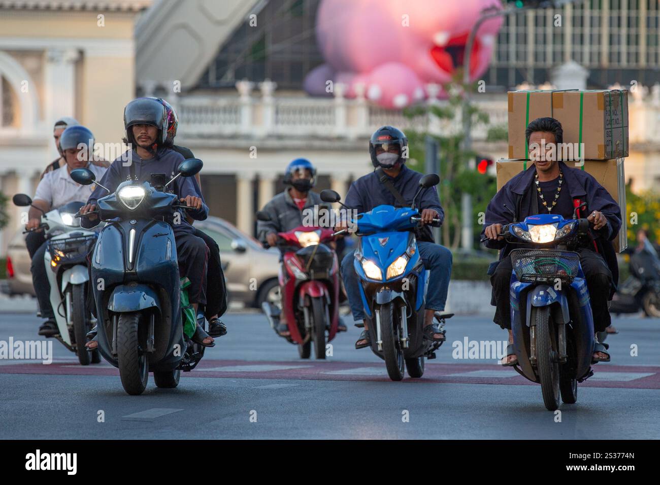 Bangkok, Thailand - 6. Januar 2025: Verkehr auf den Straßen von Bangkok, Thailand. Stockfoto