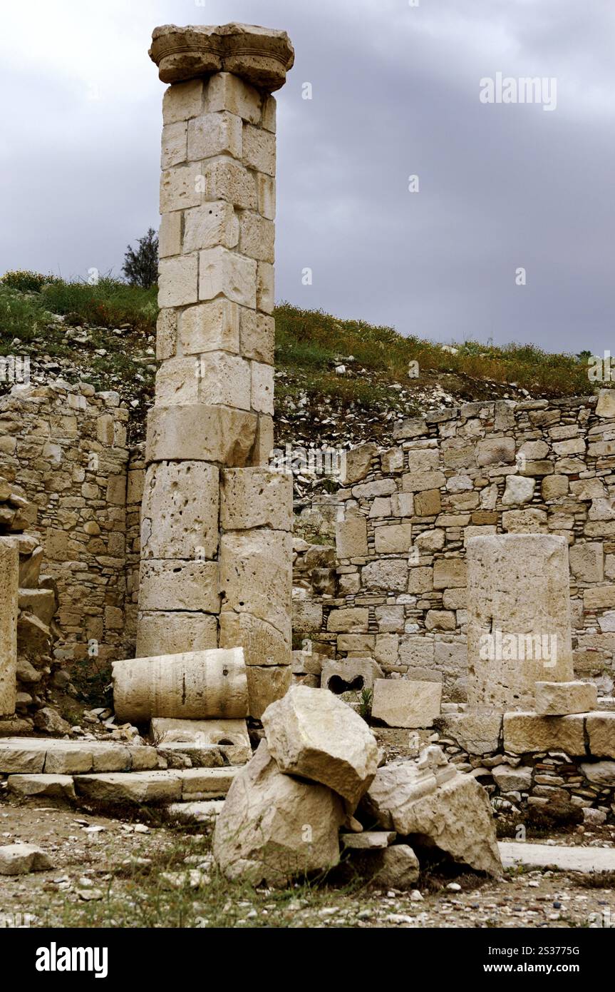 Stock Foto von Apollo-Tempel Überreste einer antiken Stadt an der archäologischen Stätte Amathus in der Nähe von Limassol in Zypern Frühling 2007 vertikal Stockfoto