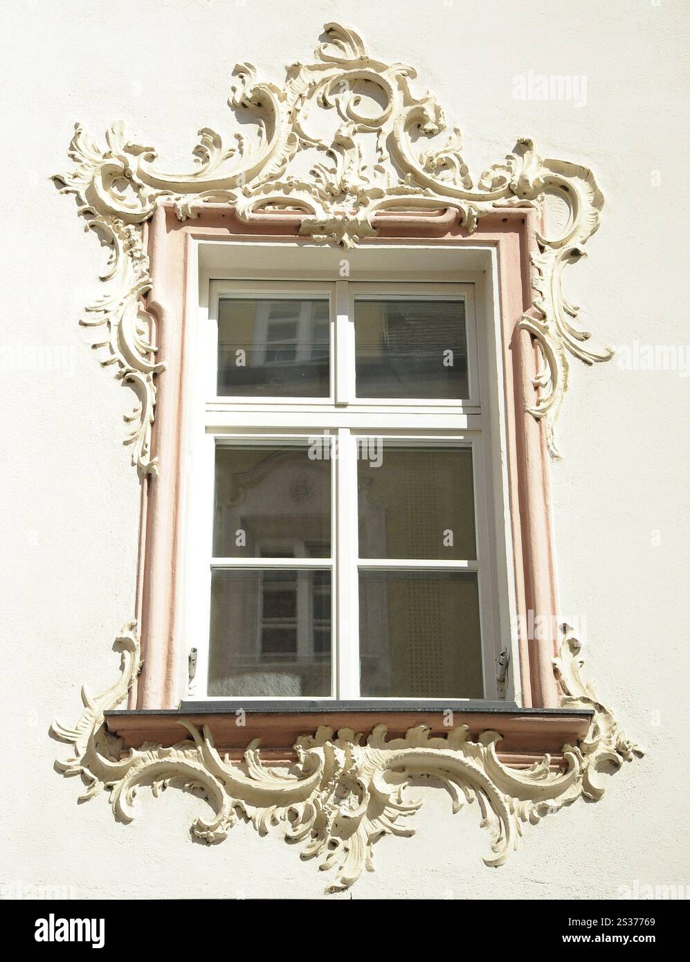 Rokoko-Fensterstuck in Straubing Stockfoto