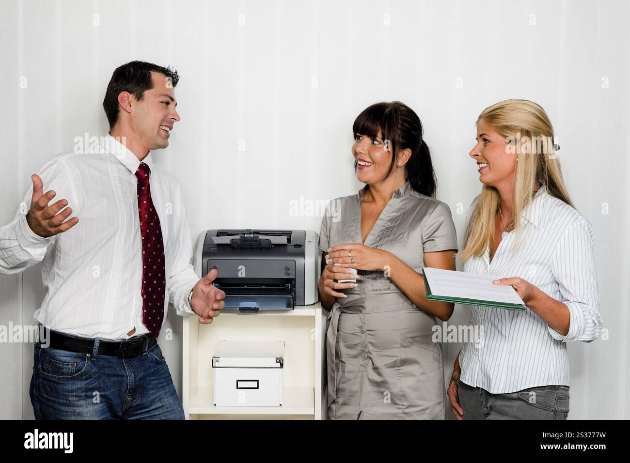 Gespräch zwischen mehreren Mitarbeitern in einem Büro Österreich Stockfoto