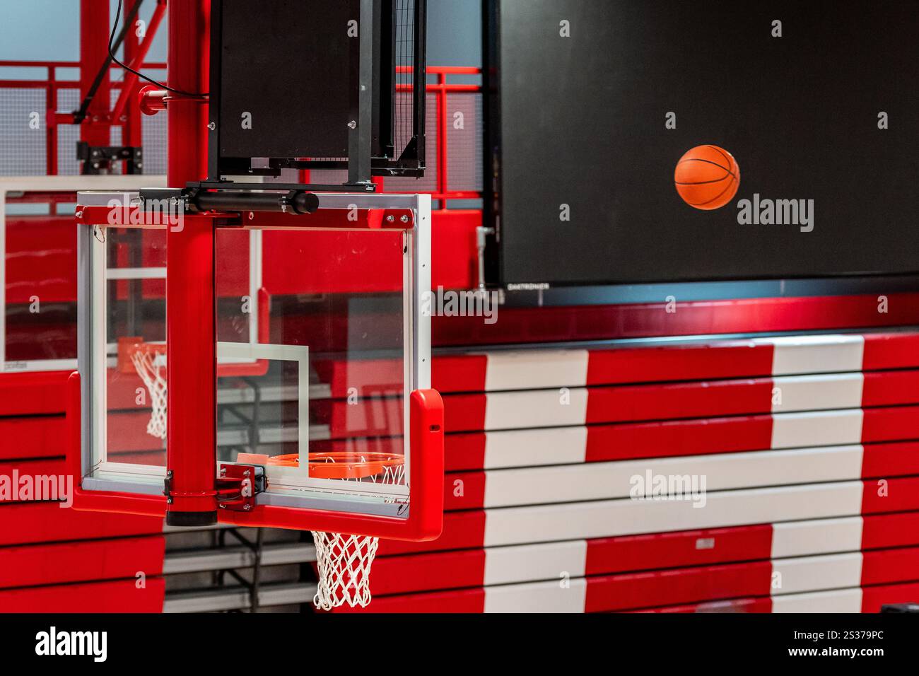 Internes Fitnessstudio, Basketballfeld Foto mit einem Basketball in der Luft, bevor Sie Punkte sammeln. Stockfoto