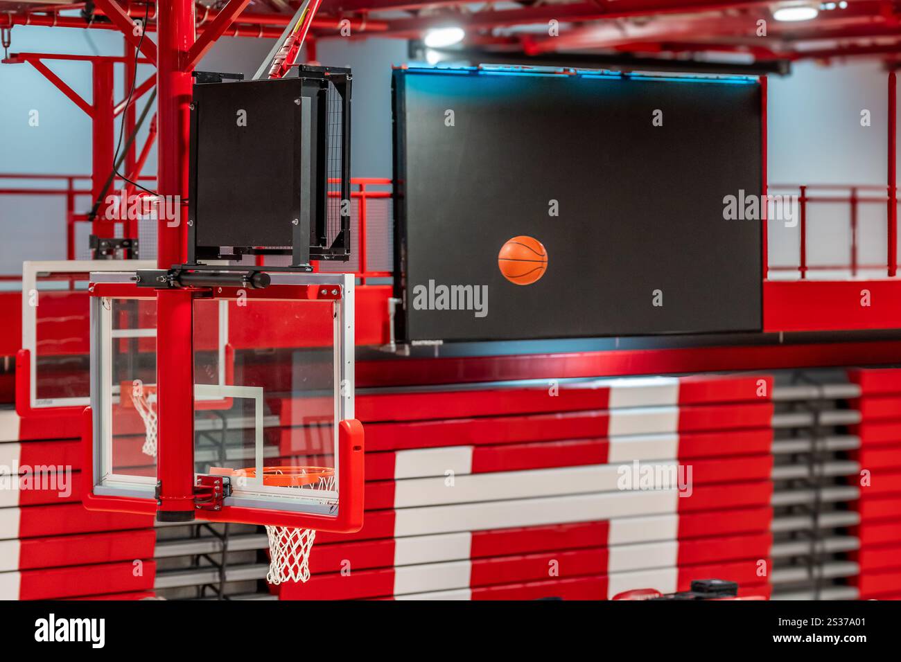 Internes Fitnessstudio, Basketballfeld Foto mit einem Basketball in der Luft, bevor Sie Punkte sammeln. Stockfoto