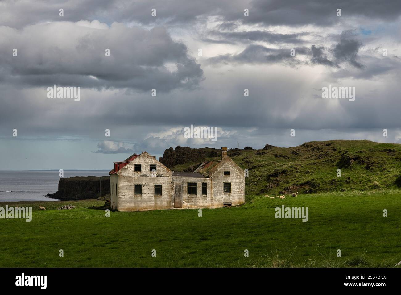 Verlassenes Haus an der isländischen Küste, Snaefellsnes Peninsula Stockfoto