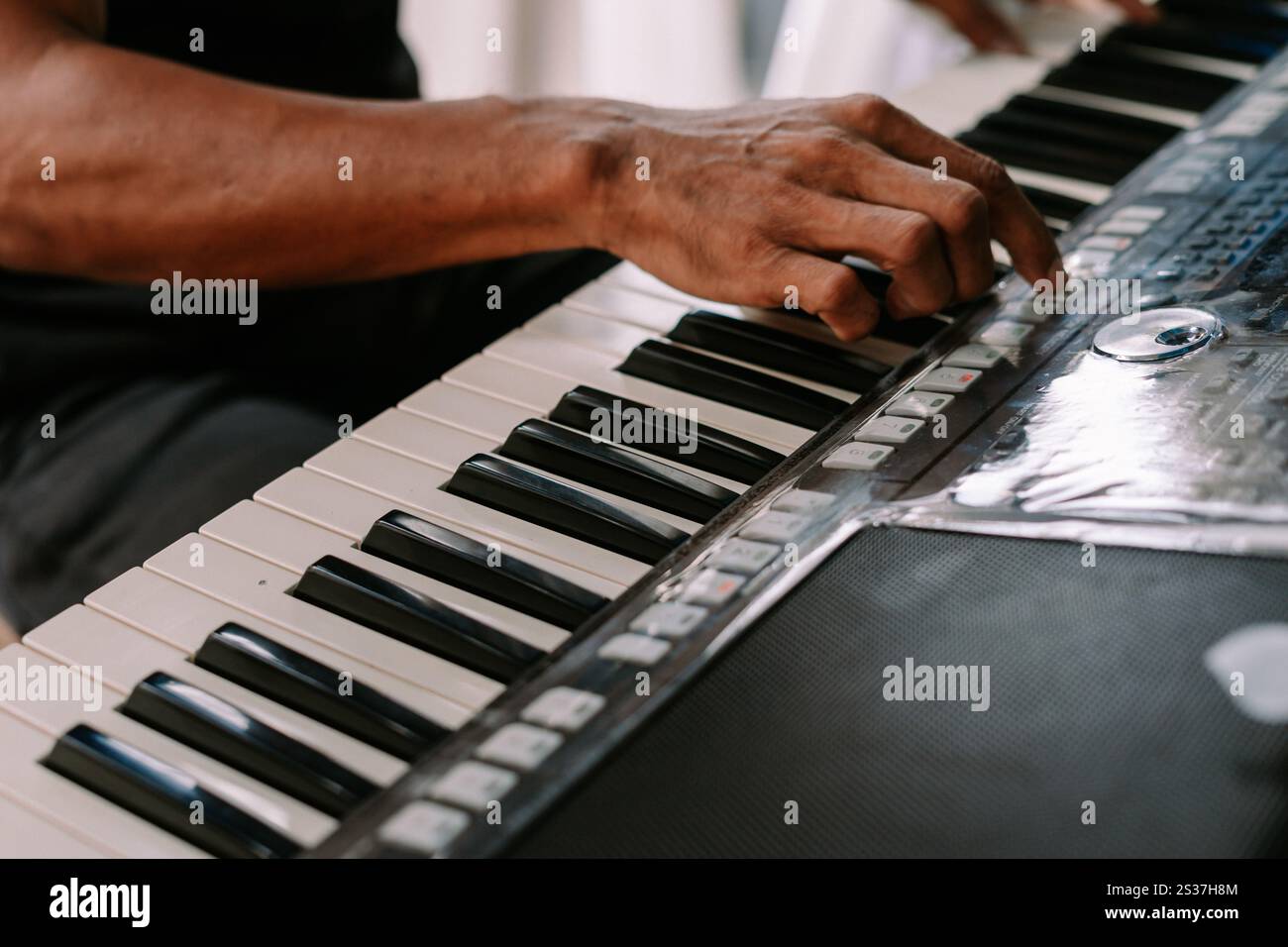 Hände spielen geschickt auf der Tastatur und erzeugen Melodien und Harmonien Stockfoto