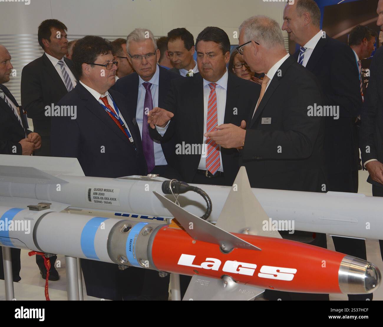 Bundeswirtschaftsminister Sigmar Gabriel auf einer Industrietour durch die ILA-Flugschau, lasergesteuerte Raketen aus Diehl Stockfoto