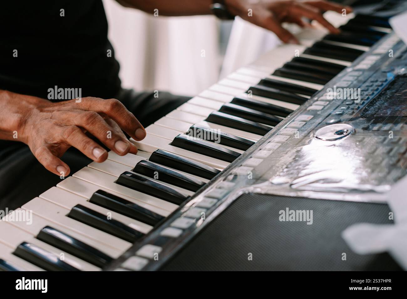 Hände spielen geschickt auf der Tastatur und erzeugen Melodien und Harmonien Stockfoto