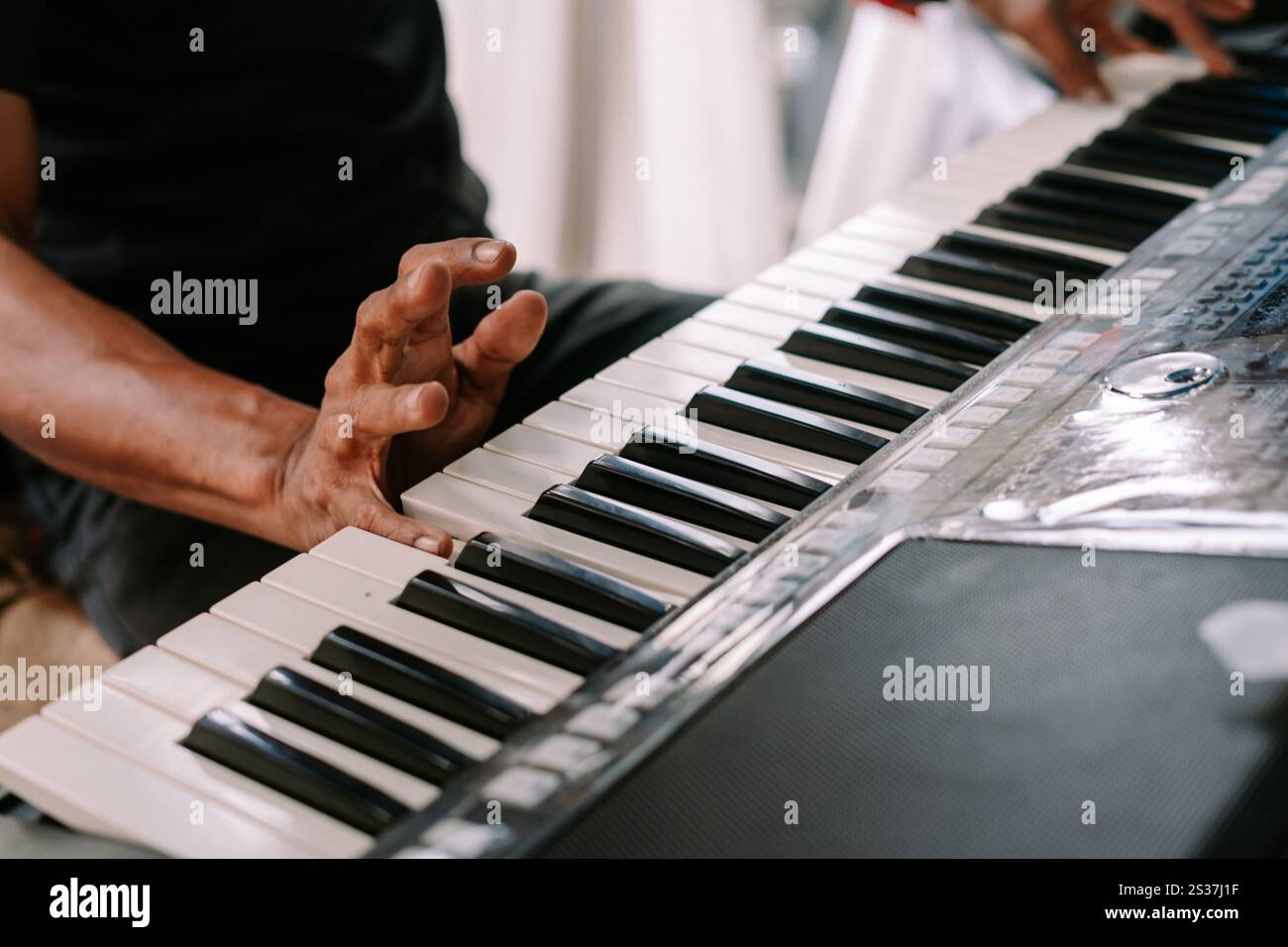 Hände spielen geschickt auf der Tastatur und erzeugen Melodien und Harmonien Stockfoto