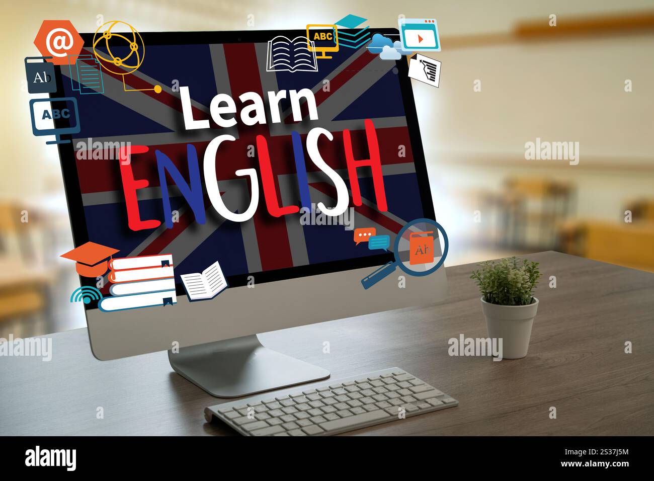 Lernen Sie Englisch auf dem Bildschirm. Der Mann tippt auf einem Laptop, er sitzt an einem Schreibtisch. Das Konzept des Erlernens einer neuen Sprache Stockfoto