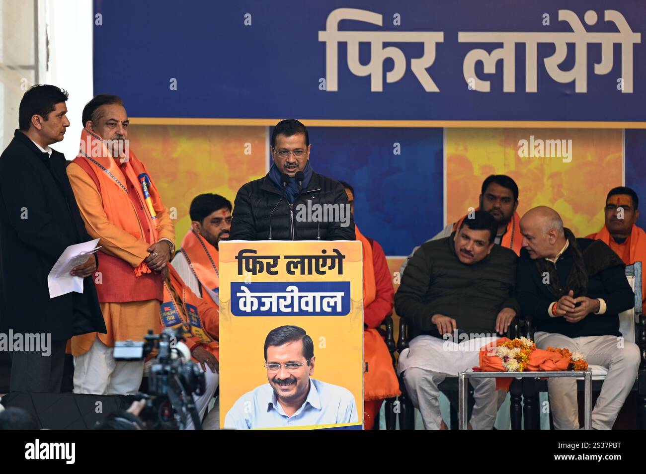 NEW DELHI, INDIEN - 8. JANUAR: Hindu-Priester schließen sich der AAM Aadmi Party in Anwesenheit des AAP-Versammlungsmitglieds Arvind Kejriwal am AAP-Hauptquartier an, vor den Parlamentswahlen in Delhi am 8. Januar 2025 in Neu-Delhi, Indien. Einen Tag nach der Bekanntgabe der Termine für die Wahlen zur Versammlung in Delhi unternahm die AAM Aadmi Party (AAP) am Mittwoch einen großen politischen Schritt, als sie die Pujari und Granthi Samman Yojana für Hindus- und Sikh-Priester, Heilige und ihre Gesellschaften ins Leben rief. Im Rahmen dieses Programms erhalten Priester, die in den Tempeln von Delhi dienen, jeden Monat ein Honorarium von 18.000 RS. In einem Programm, das im AAP-Büro organisiert wurde, AAP su Stockfoto