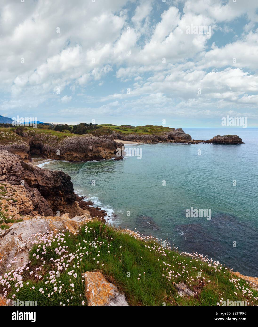 Golf von Biskaya Sommer Felsenküste Ansicht, Spanien, Asturien. Stockfoto