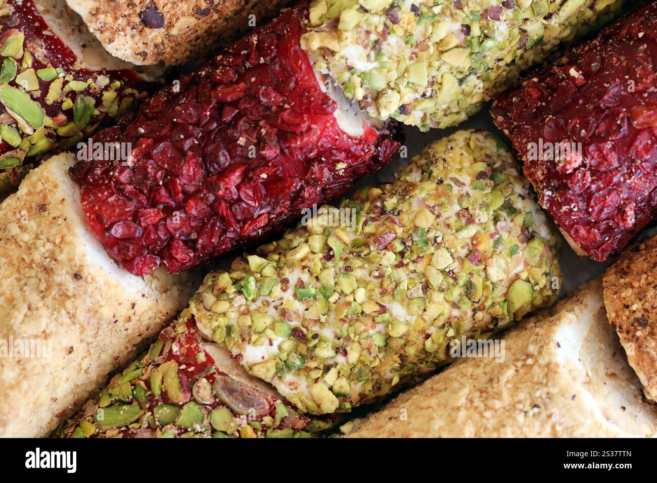 Rollen türkischer Delikatessen mit vielen verschiedenen Aromen und Füllungen aus nächster Nähe auf dem Marktbasar der Händler. Rollen türkischer Delikatessen mit vielen Stockfoto