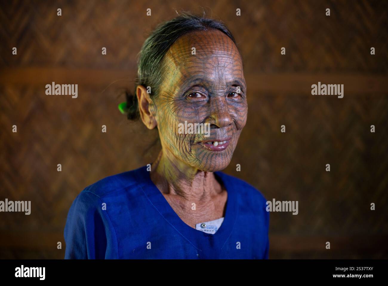 Tätowierung Chin Lady bei ihr zu Hause Stockfoto