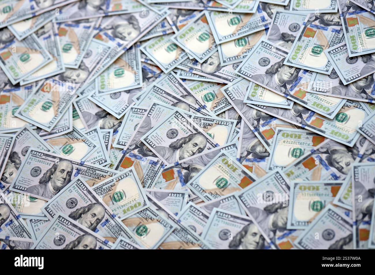 Sehr viele US-Dollar-Scheine aus nächster Nähe. Riesige Menge an us-Banknoten auf einem flachen Tisch. Sehr große Menge von US 100 Stockfoto
