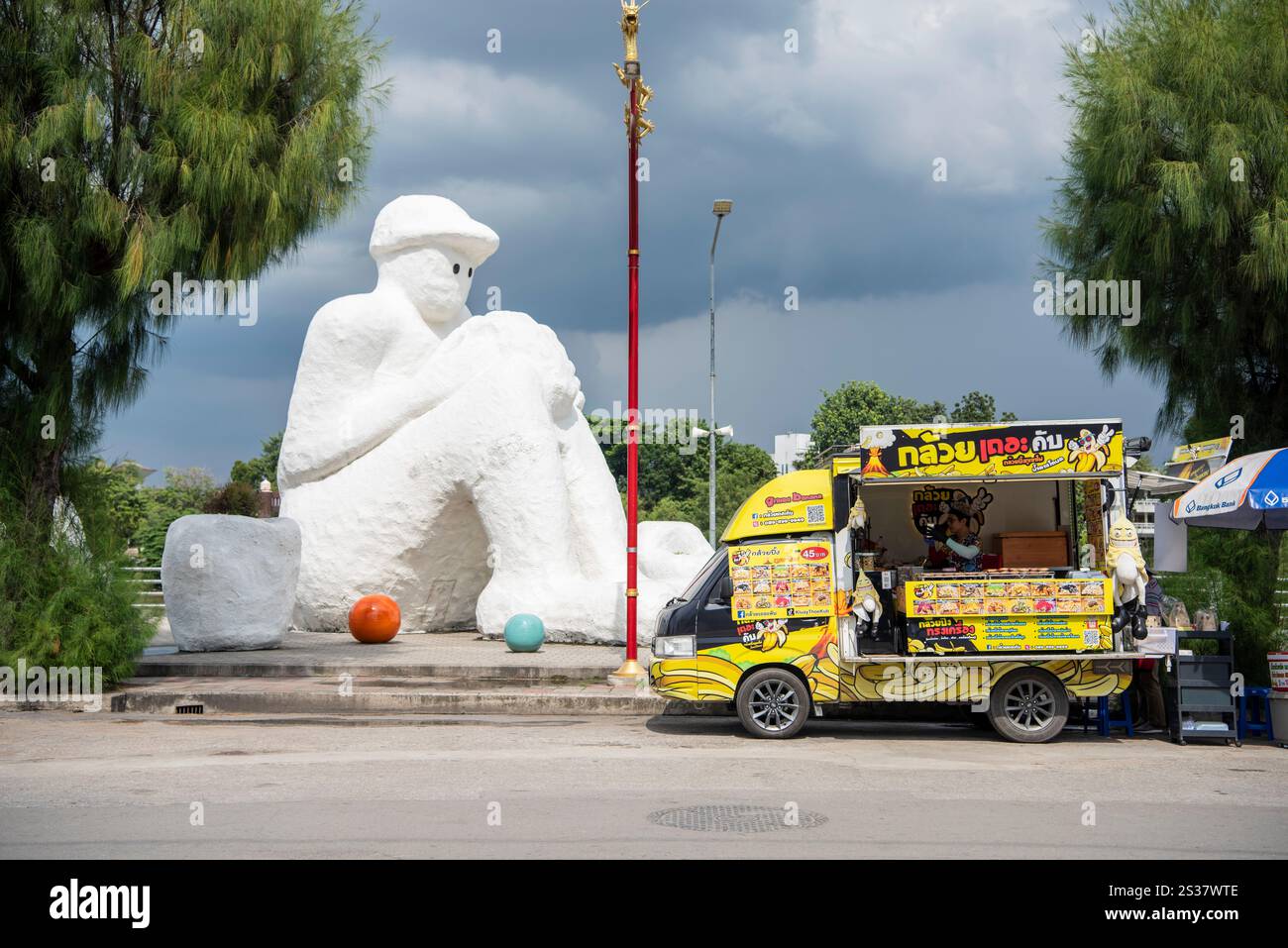 Ein Kunsthandwerk und ein thailändisches Street Food-Geschäft am Pracha Phatthana Dam an der Voradech Road in der Stadt und Provinz Ratchaburi in Thailand, Thailand, Stockfoto