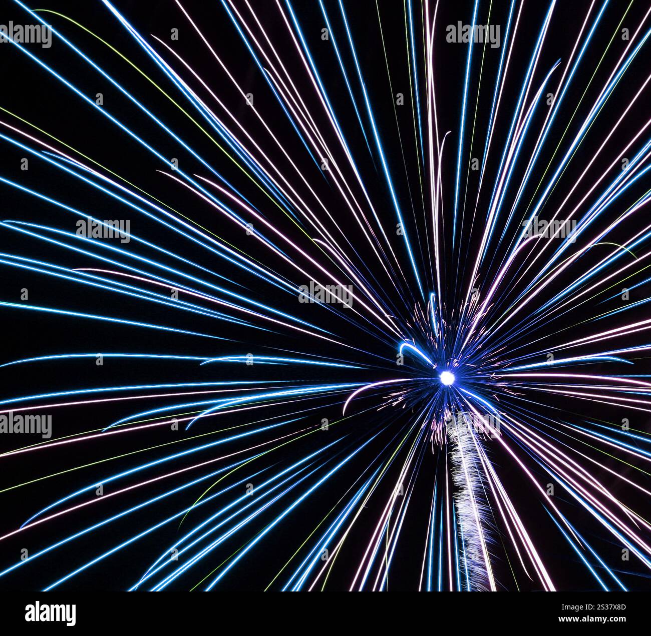 Feuerwerk, farbige Lichtspritzer vor dunklem Hintergrund. Feuerwerk, Farbspritzer Stockfoto