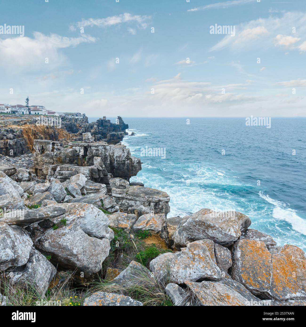 Sommer-Atlantik felsige Küstenlandschaft (Peniche, Portugal). Stockfoto