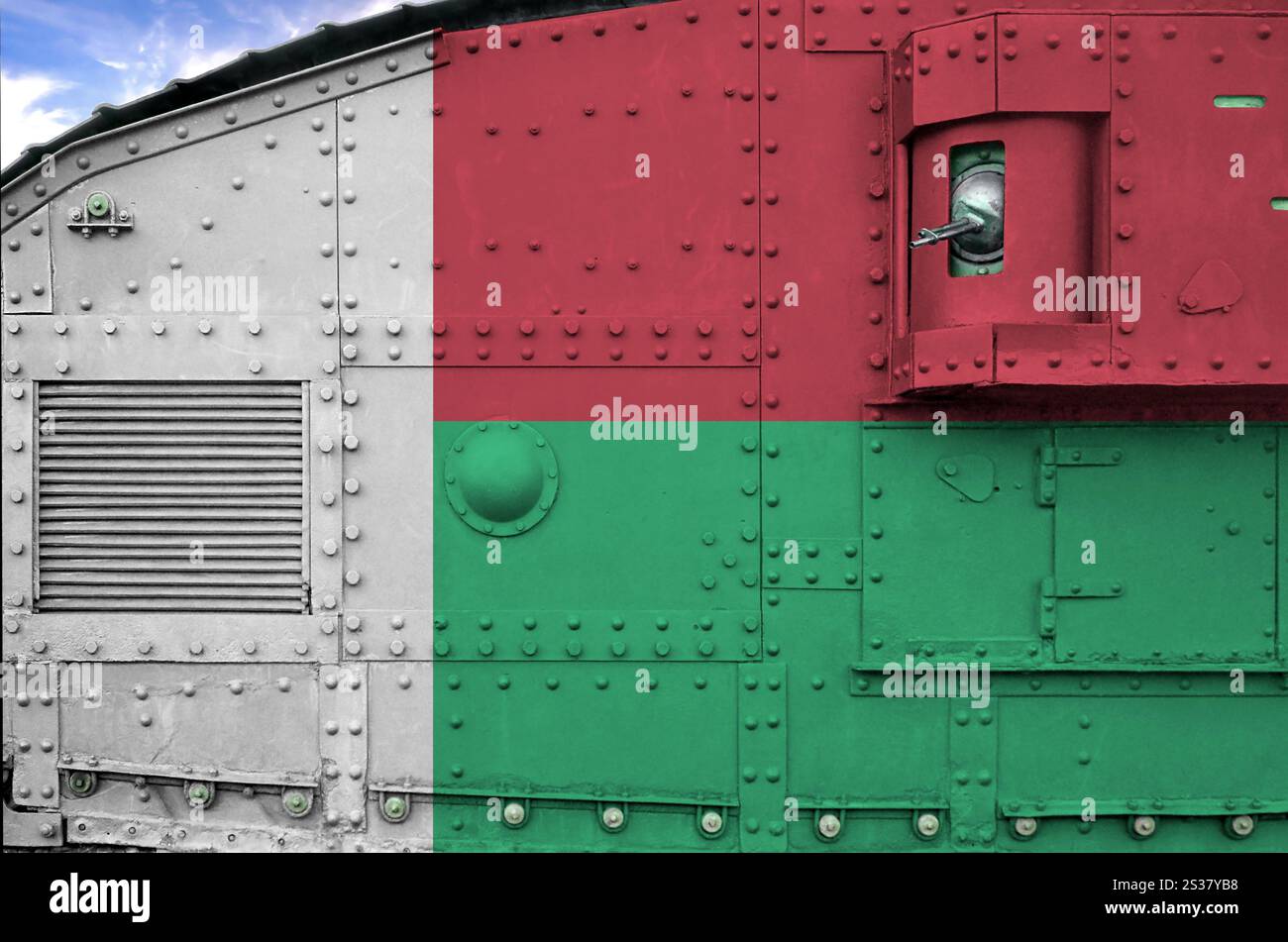 Madagaskar-Flagge auf der Seite des Panzerpanzers in Nahaufnahme. Armee-Kräfte konzeptueller Hintergrund. Madagaskar-Flagge auf dem Seitenteil von abgebildet Stockfoto