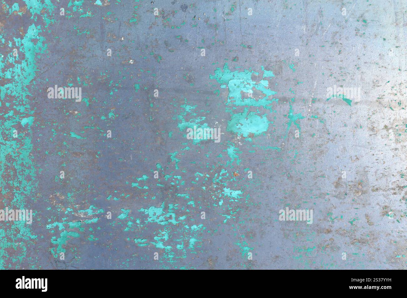 Dunkler abgenutzter rostiger Hintergrund aus Metall. Sehr altes Blech mit beschädigten Teilen als Textur für Wände oder Oberflächen. Dunkel abgenutzte rostfreie Metallstruktur Stockfoto