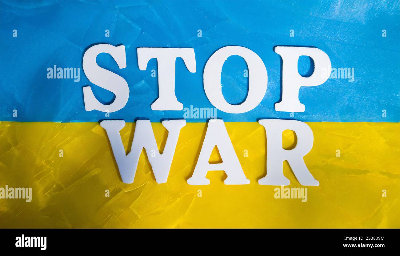 „Krieg in der Ukraine stoppen“-Poster mit Flagge. Unterstützung und Schutz der ukrainischen Bevölkerung. „Krieg in der Ukraine stoppen“-Poster mit Flagge. Unterstützung und Schutz ukrainisch. Stockfoto