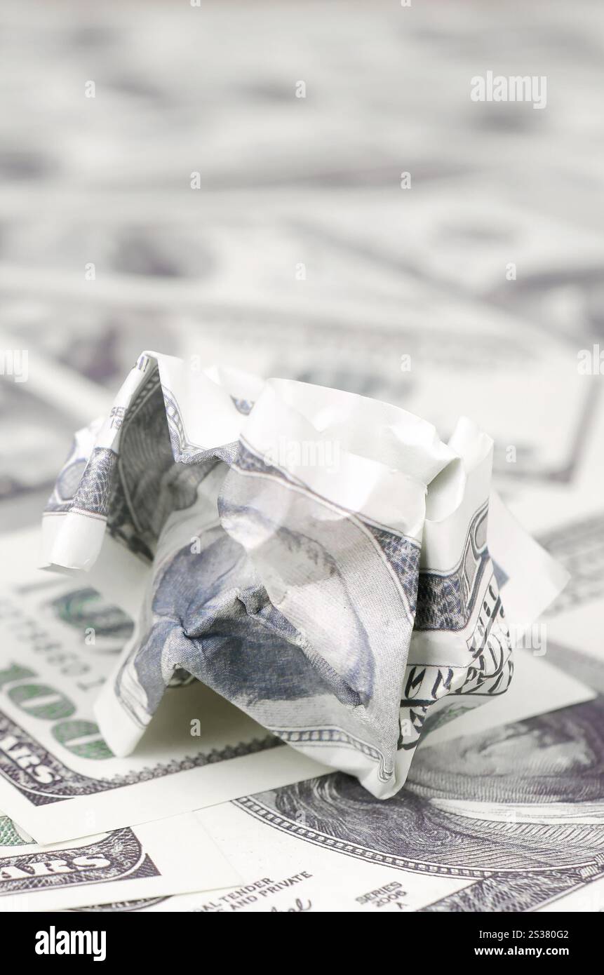 Die zerknitterten Dollarscheine der Vereinigten Staaten liegen auf dem Satz der glatten Geldscheine. Das Konzept der unvernünftigen Geldverschwendung. Zerknitterte Dollarscheine der Stockfoto