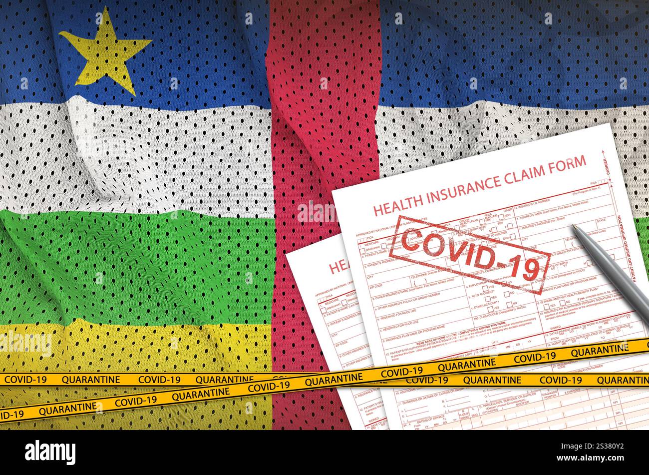 Flagge der Zentralafrikanischen Republik und Antragsformular für die Krankenversicherung mit covid-19-Stempel. Coronavirus oder pandemisches 2019-nCoV-Viruskonzept. Zentralafrika Stockfoto
