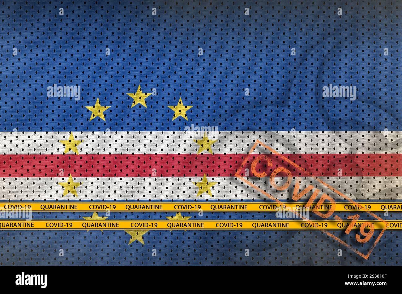Cabo-Verde-Flagge und orangefarbener COVID-19-Stempel mit Grenzband. Coronavirus oder pandemisches 2019-nCoV-Viruskonzept. Cabo-Verde-Flagge und orangefarbenes COVID-19 Stockfoto