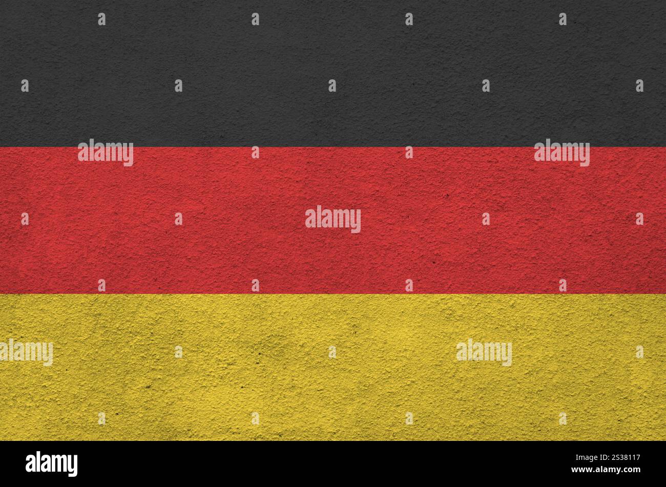 Deutschland-Flagge in hellen Farben auf alten Reliefputzwänden in Nahaufnahme dargestellt. Strukturiertes Banner auf rauem Hintergrund. Deutschland-Flagge abgebildet in Stockfoto Deutschland-Flagge in hellen Farben auf alten Reliefputzwänden in Nahaufnahme dargestellt. Strukturiertes Banner auf rauem Hintergrund. Deutschland-Flagge abgebildet in Stockfoto