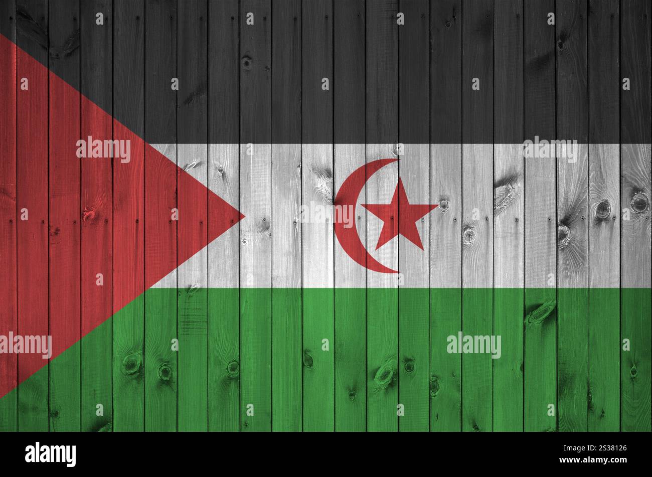 Westsahara-Flagge in hellen Farben auf alten Holzwänden aus nächster Nähe dargestellt. Strukturiertes Banner auf rauem Hintergrund. Westsahara-Flagge abgebildet in Stockfoto