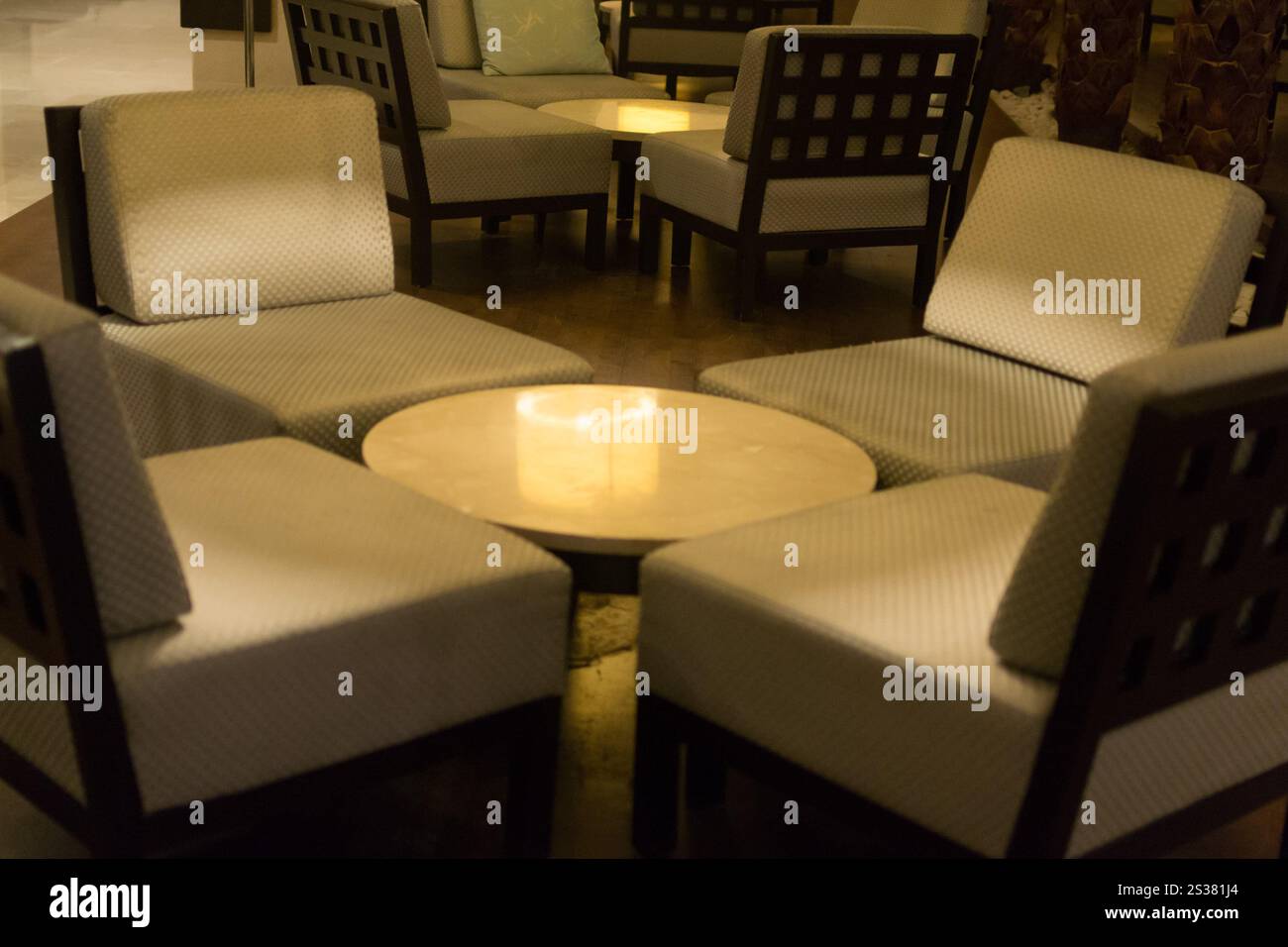 Nachtfoto mit Tisch und Stühlen am Abend. Tisch und Stühle im Innenbereich am Abend Stockfoto