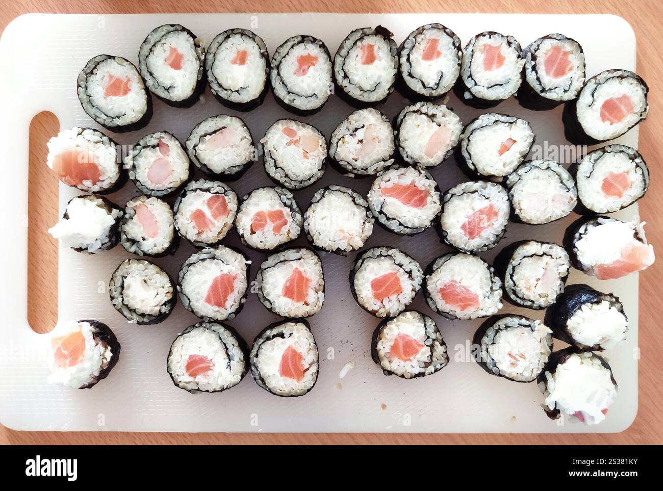 Traditionelles japanisches Essen, Sushi und Brötchen. Traditionelles japanisches Essen, Sushi und Brötchen. Stockfoto