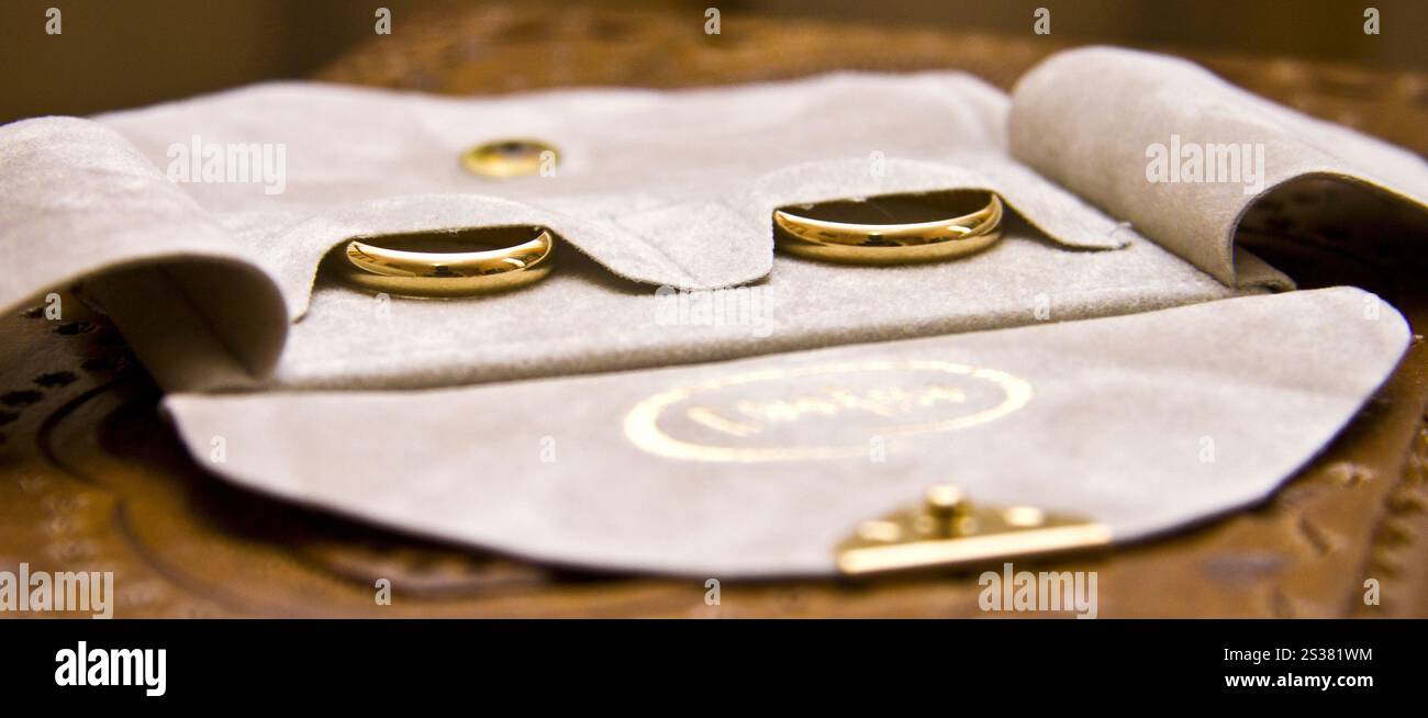 Goldene Eheringe aus nächster Nähe. Goldene Eheringe Stockfoto