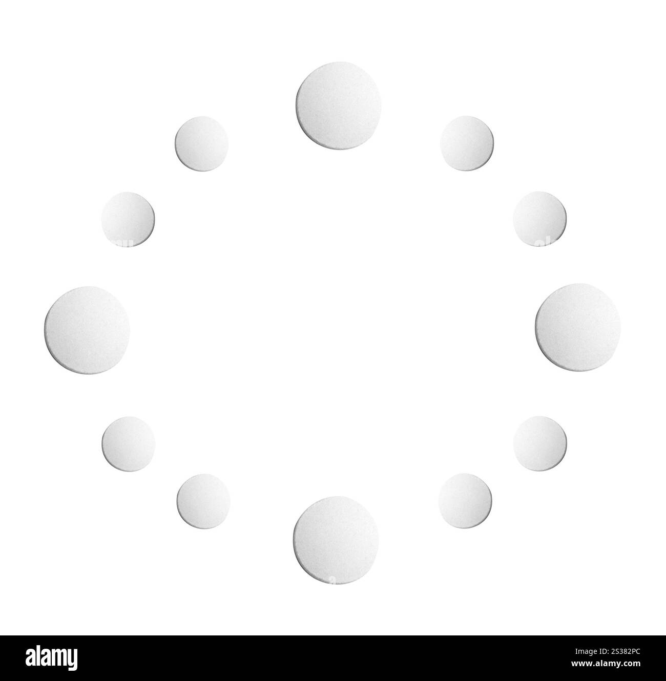 Die Uhr besteht aus weißen Tabletten, die auf weißem Hintergrund isoliert sind. Die Uhr besteht aus weißen Tabletten Stockfoto