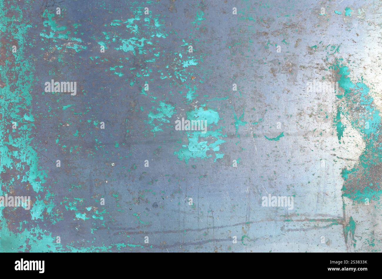 Dunkler abgenutzter rostiger Hintergrund aus Metall. Sehr altes Blech mit beschädigten Teilen als Textur für Wände oder Oberflächen. Dunkel abgenutzte rostfreie Metallstruktur Stockfoto