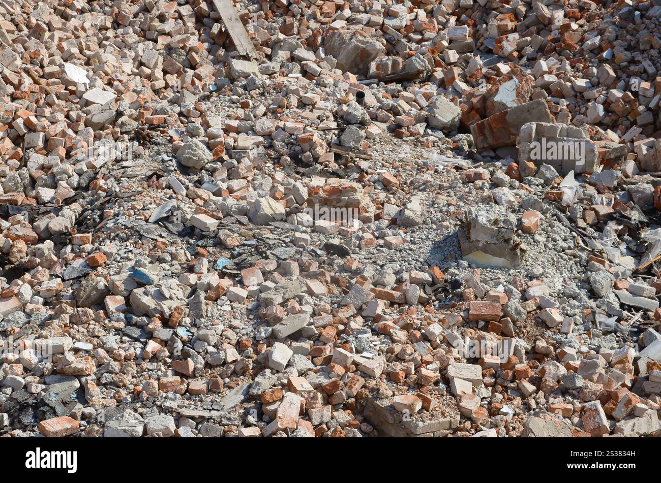 Haufen von gebrochenen roten Ziegeln und Betonfragmenten aus zerstörtem Gebäude. Bruchziegel schließen Abriss oder Zerstörung von Gebäuden. Stockfoto