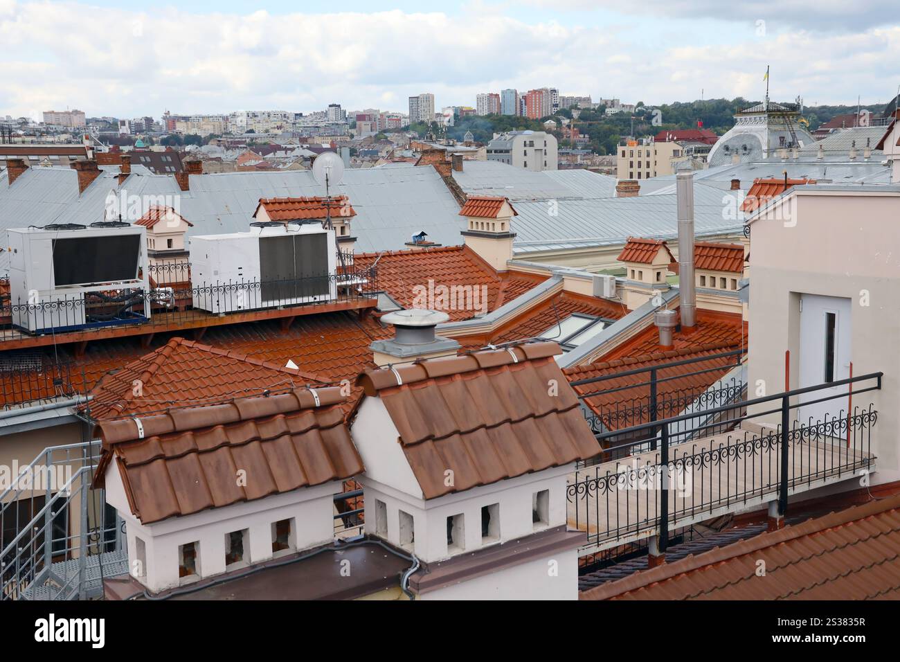 Blick auf die Dächer der historischen Altstadt von Lemberg in der Ukraine. Kirchtürme und viele rostige Schindeldächer im Hintergrund. Blick auf die Dächer von Stockfoto
