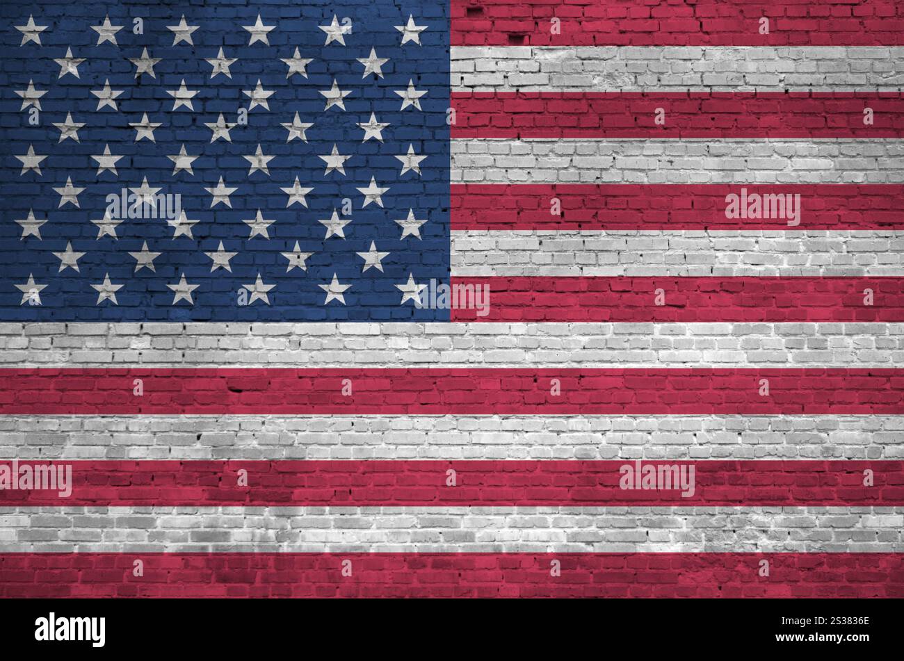 Flagge der Vereinigten Staaten von Amerika in Farbe auf alten Ziegelwänden aus nächster Nähe dargestellt. Strukturiertes Banner auf großem Mauerwerk Hintergrund. Vereint Stockfoto