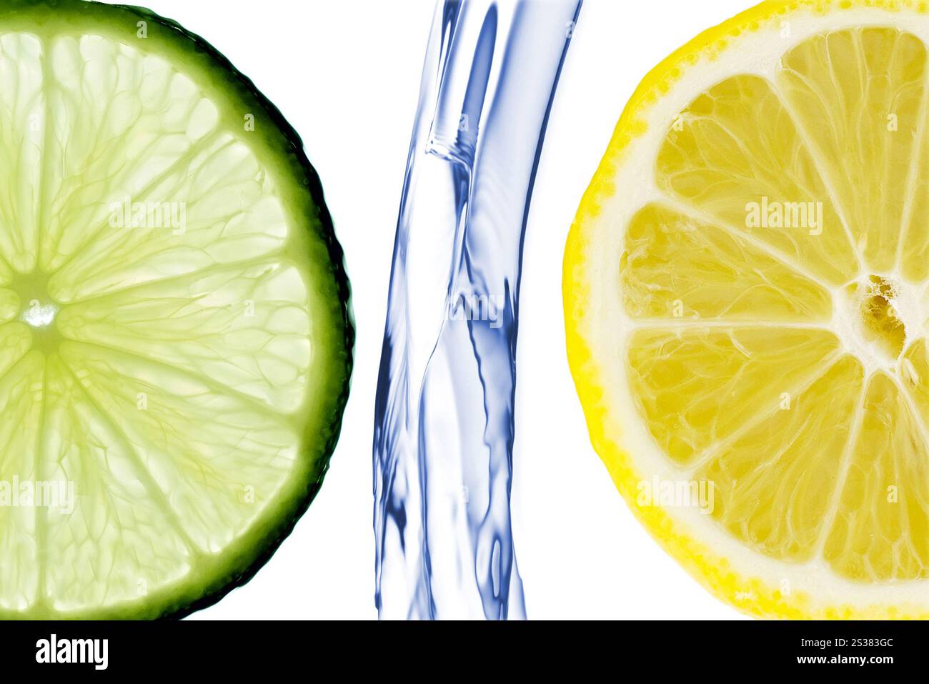 Zitrusfrüchte spritzen isoliert auf weißem Hintergrund. In Scheiben geschnittene Limette mit Zitronenspritzern in Wasser isoliert Stockfoto