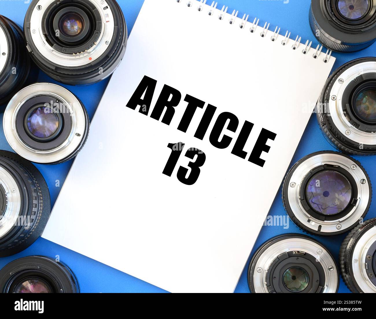 Zwei Fotolinsen und Notizbuch mit artikel 13-Aufschrift. Die europäische Urheberrechtsrichtlinie einschließlich artikel 13 wird von der europäischen union gebilligt Stockfoto