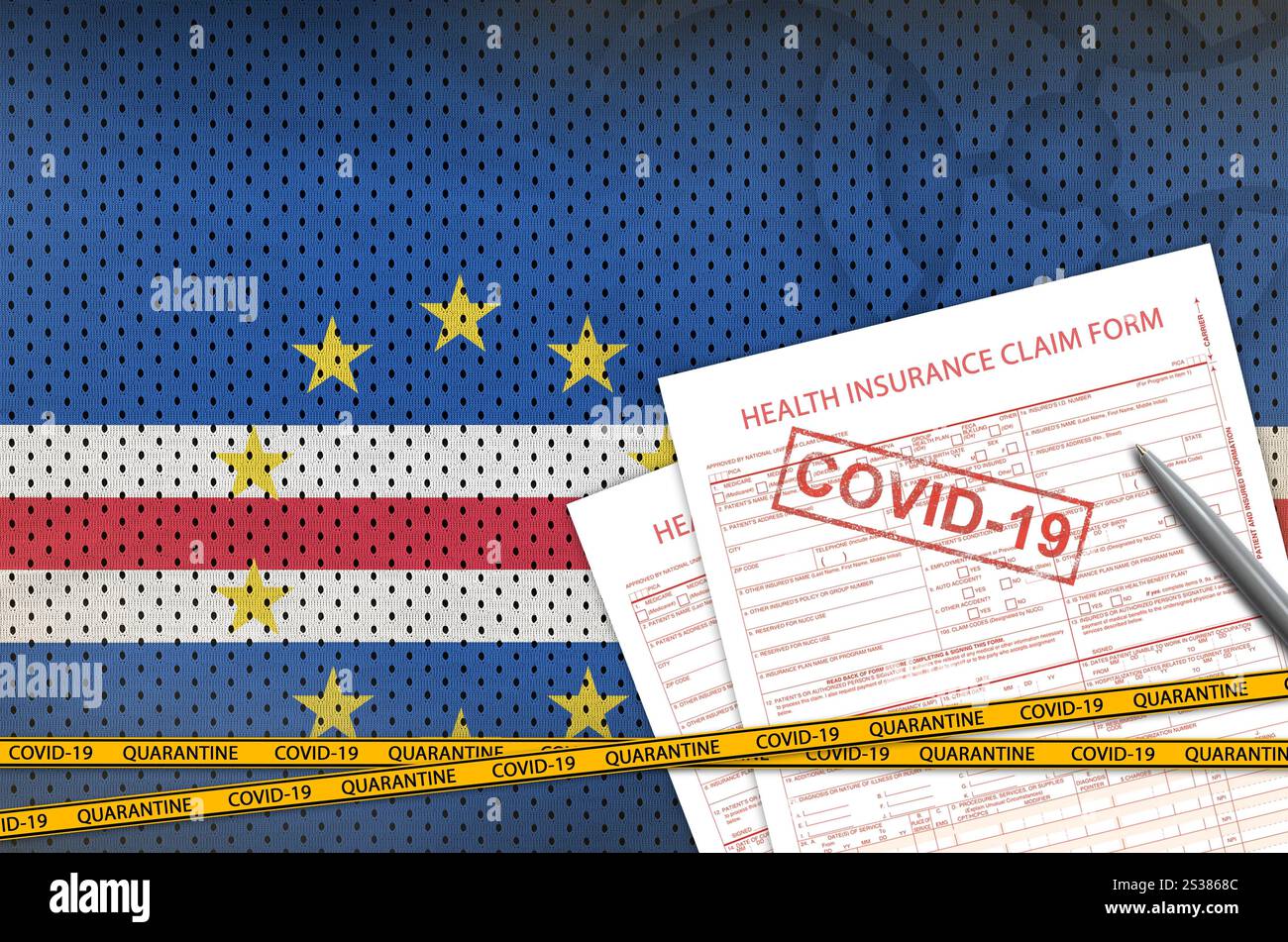 Cabo Verde Flagge und Krankenversicherungsformular mit covid-19 Stempel. Coronavirus oder pandemisches 2019-nCoV-Viruskonzept. Cabo Verde Flagge und Gesundheit Stockfoto