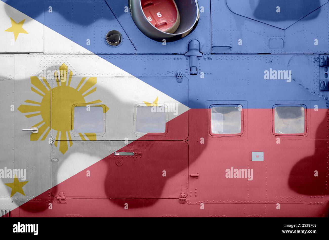 Die Flagge der Philippinen ist auf der Seite des militärischen gepanzerten Hubschraubers aus nächster Nähe abgebildet. Armee Streitkräfte Flugzeuge konzeptionelle Hintergrund. Die philippinische Flagge ist abgebildet Stockfoto
