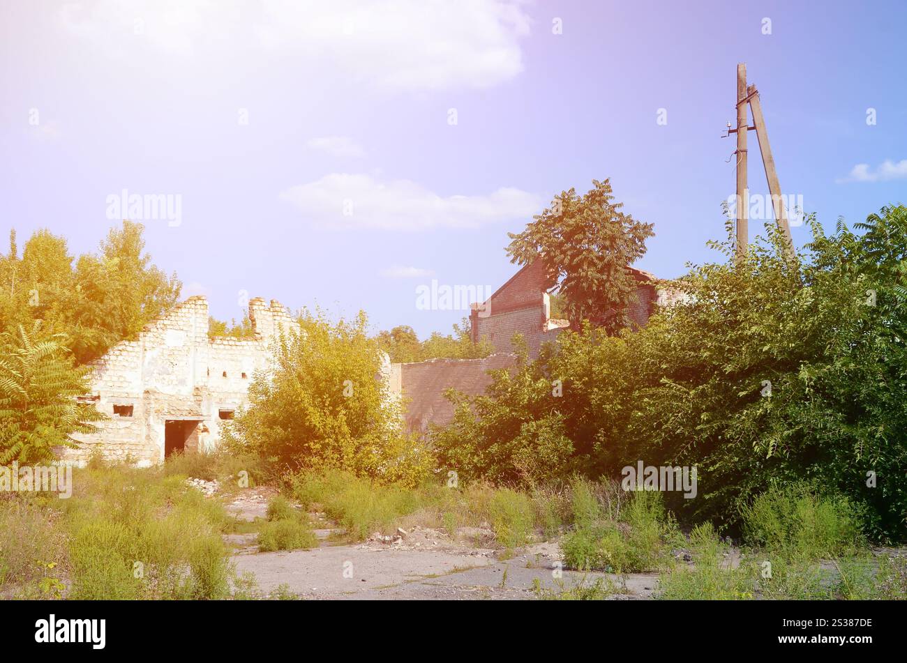 Stürzte tagsüber ein Industriehaus ein. Katastrophenschauplatz voller Trümmer, zerbrochener Ziegelsteine und beschädigtem Haus. Kriegsbegriff Stockfoto