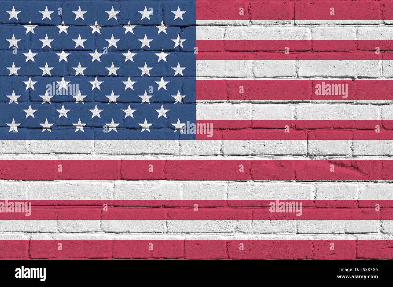 Flagge der Vereinigten Staaten von Amerika in Farbe auf alten Ziegelwänden aus nächster Nähe dargestellt. Strukturiertes Banner auf großem Mauerwerk Hintergrund. Vereint Stockfoto