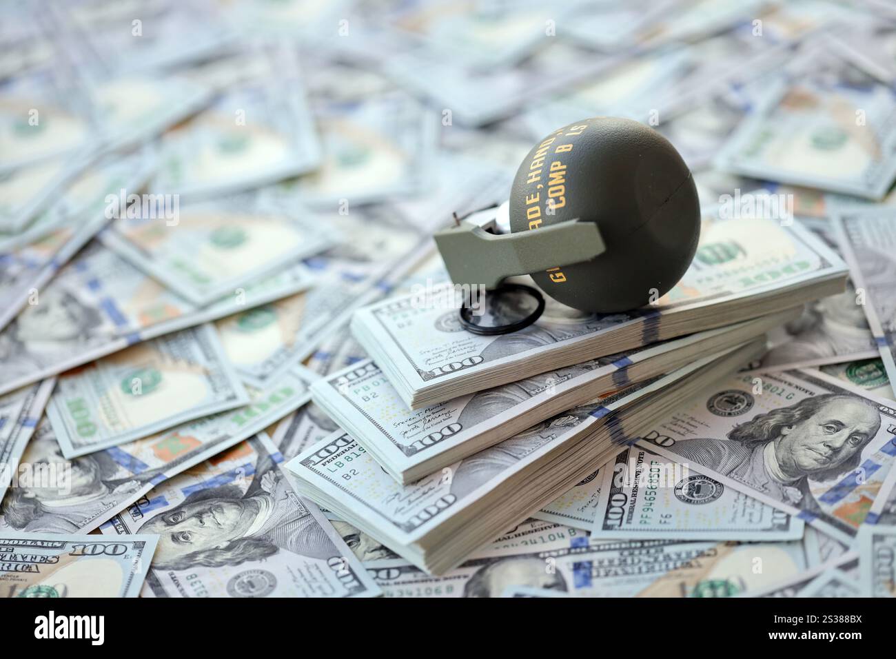 Granate mit einem Scheck vor dem Hintergrund einer riesigen Menge amerikanischer Dollarscheine aus der Nähe. Granate mit einem Scheck vor dem Hintergrund von Riesen Stockfoto