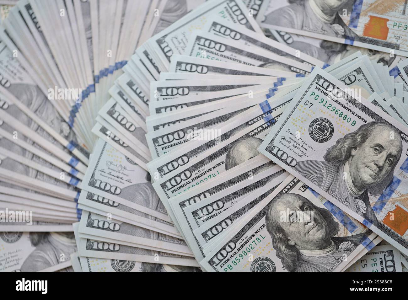 Sehr viele US-Dollar-Scheine aus nächster Nähe. Riesige Menge an us-Banknoten auf einem flachen Tisch. Sehr große Menge von US 100 Stockfoto