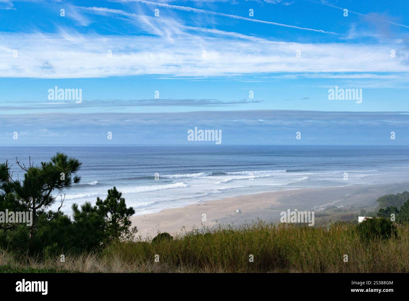 Die Küste Portugals ist der beste Ort zum Entspannen. Große Wellen im Atlantik zum Surfen und Meditieren. Querformat. Die Küste von Stockfoto