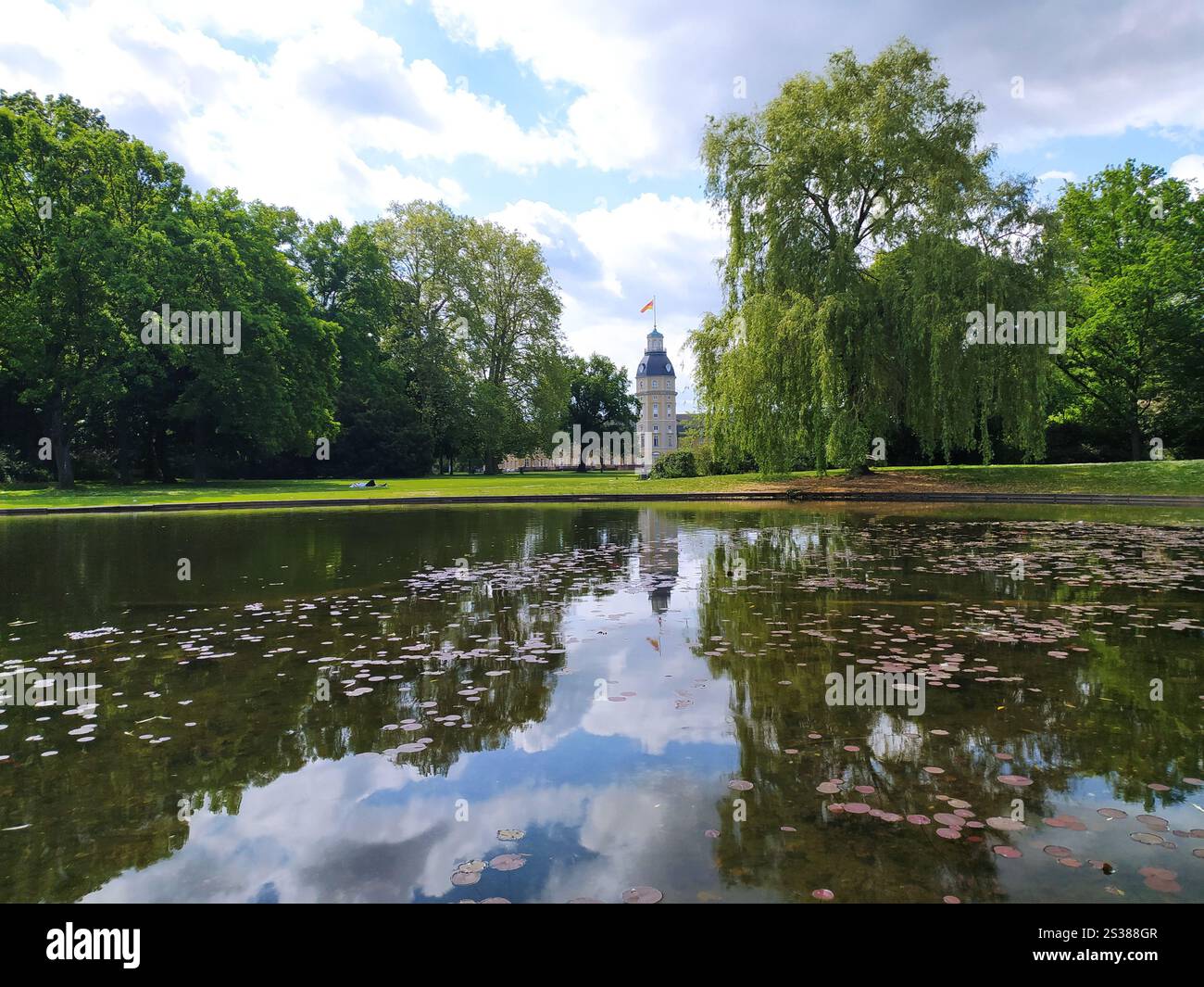 Karlsruher Park mit Turm und Spiegelsee. Wunderschöner Ort für Tourismus in Deutschland. Karlsruher Park mit Turm und Reflexion auf See. Schön Stockfoto