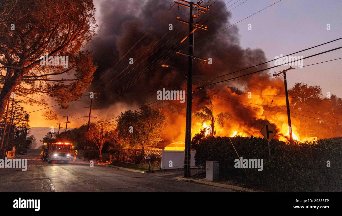 Altadena, Kalifornien, USA 8. Januar 2025. Ein Haus in der Nähe von Glenrose und Loma Alta Drive bricht in der Wohngegend East Altadena neben Pasadena in Los Angeles, Kalifornien, in Flammen und schwarzen, schädlichen Rauch aus. Er wurde durch Funken des Eaton Fire, benannt nach dem Eaton Canyon, einem beliebten Wanderziel in Los Angeles, völlig zerstört. Die Flammen wurden von den Hurrikanwinden von Santa Ana geschürt. Die meisten Häuser wurden dezimiert und Dutzende brennen immer noch in Flammen und schwelen. (Kreditbild: © Amy Katz/ZUMA Press Wire) REDAKTIONELLE VERWENDUNG ONL Stockfoto