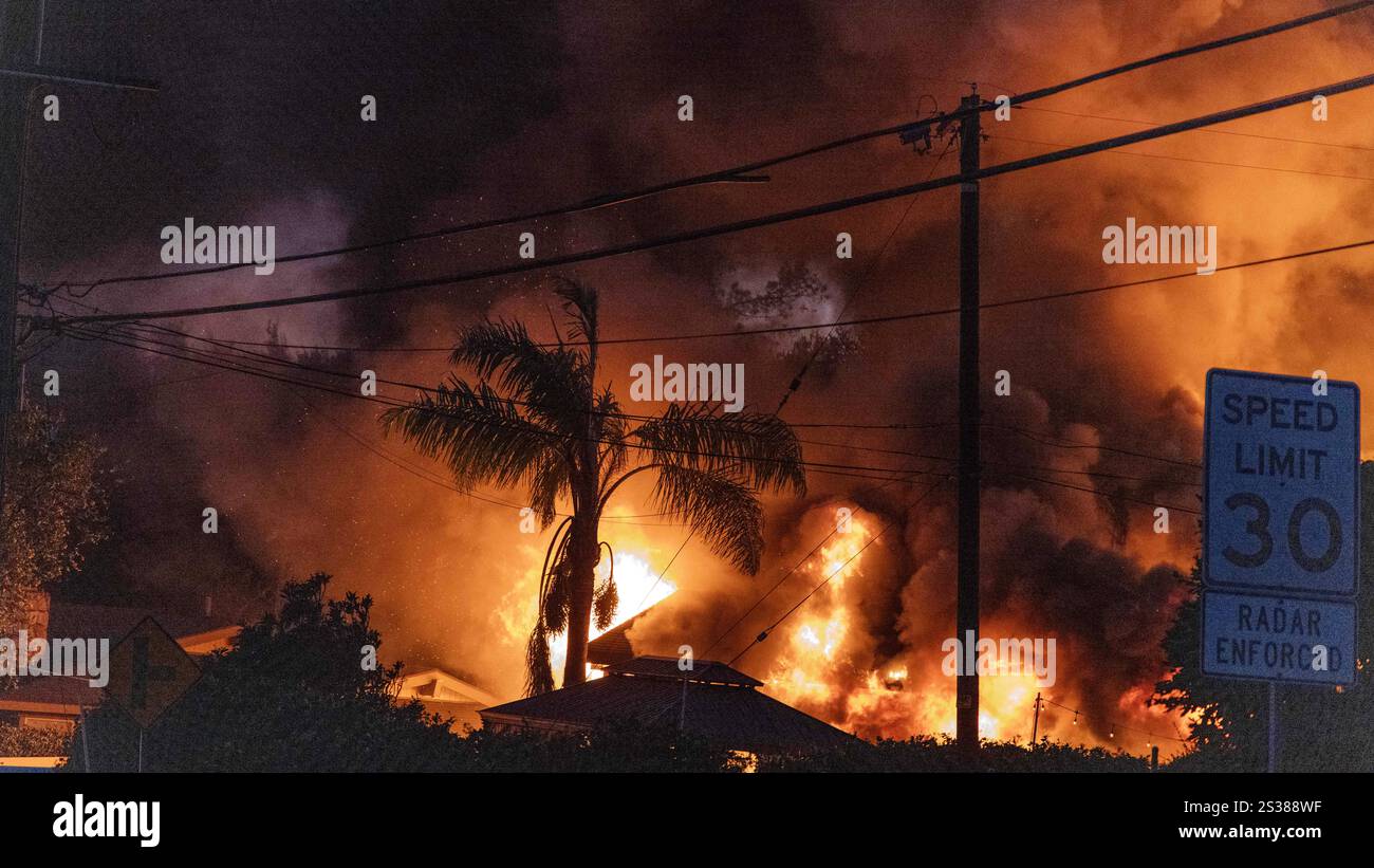 Altadena, Kalifornien, USA 8. Januar 2025. Ein Haus in der Nähe von Glenrose und Loma Alta Drive bricht in der Wohngegend East Altadena neben Pasadena in Los Angeles, Kalifornien, in Flammen und schwarzen, schädlichen Rauch aus. Er wurde durch Funken des Eaton Fire, benannt nach dem Eaton Canyon, einem beliebten Wanderziel in Los Angeles, völlig zerstört. Die Flammen wurden von den Hurrikanwinden von Santa Ana geschürt. Die meisten Häuser wurden dezimiert und Dutzende brennen immer noch in Flammen und schwelen. (Kreditbild: © Amy Katz/ZUMA Press Wire) REDAKTIONELLE VERWENDUNG ONL Stockfoto