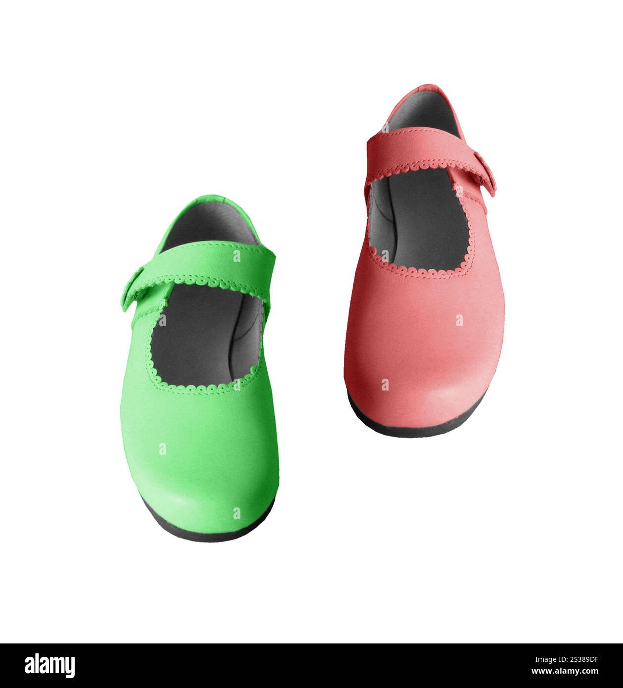 Rote und grüne Schuhe auf weißem Hintergrund. Rote und grüne Pumps Stockfoto